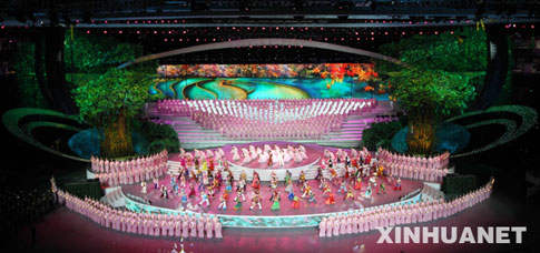 4月30日,中国2010年上海世博会开幕式在上海世博园世博文化中心举行。这是宋祖英和成龙领唱《和谐欢歌》。新华社记者凡军摄